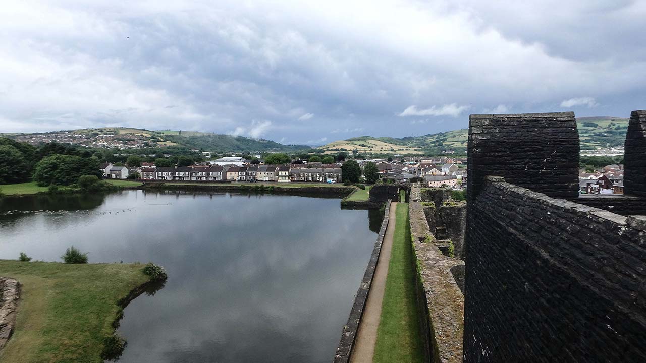 Caerphilly Castle - příkop