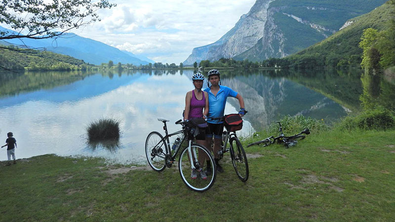 Cyklisté u jezera